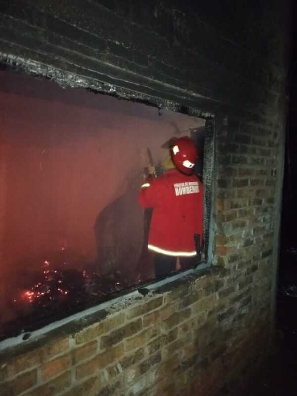Incendio destruyó una vivienda en Azara Incendio