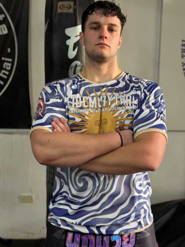 Jeremías Fisch, luchador de Ituzaingó, volvió del Mundial de Muay Thai en Colombia con un tercer puesto y una medalla de oro compartida.