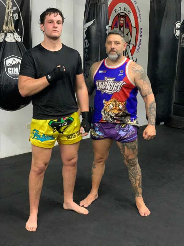 Jeremías Fisch, luchador de Ituzaingó, volvió del Mundial de Muay Thai en Colombia con un tercer puesto y una medalla de oro compartida.