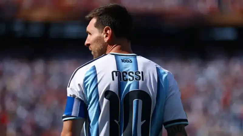 Tras la despedida de Messi, Julio Quiñonez analizó quién puede tomar la cinta de capitán, qué jugadores podrían usar la 10 y si Argentina puede retirar el histórico número.