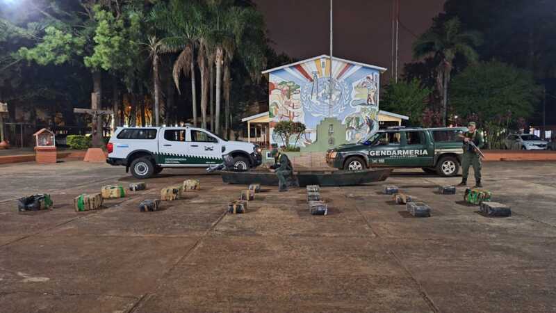 Abandonaron una canoa con casi 400 kilos de marihuana tras evadir un control en Misiones 1 Marihuana