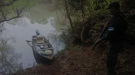 Abandonaron una canoa con casi 400 kilos de marihuana tras evadir un control en Misiones Marihuana