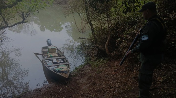 Abandonaron una canoa con casi 400 kilos de marihuana tras evadir un control en Misiones Marihuana