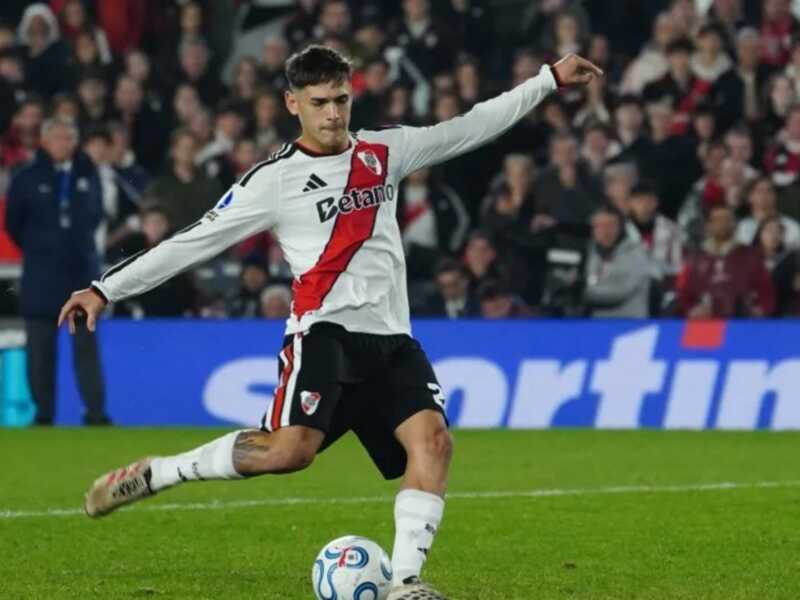 River obtuvo diez días extra para incorporar un jugador por la lesión de Giorgio Constantini y negocia por Francisco Álvarez, de Argentinos Juniors.