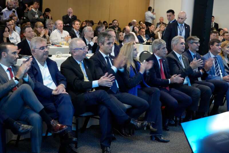 Milei en Misiones: “No voy a cambiar ni la política fiscal ni la política monetaria” 6 Milei en Iguazu 1 - 5