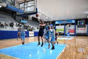 CAPRI derrotó 63-53 a OTC en Oberá y completó la primera fecha del Pre Federal. Djenderedjian fue el goleador del equipo posadeño con 18 puntos.