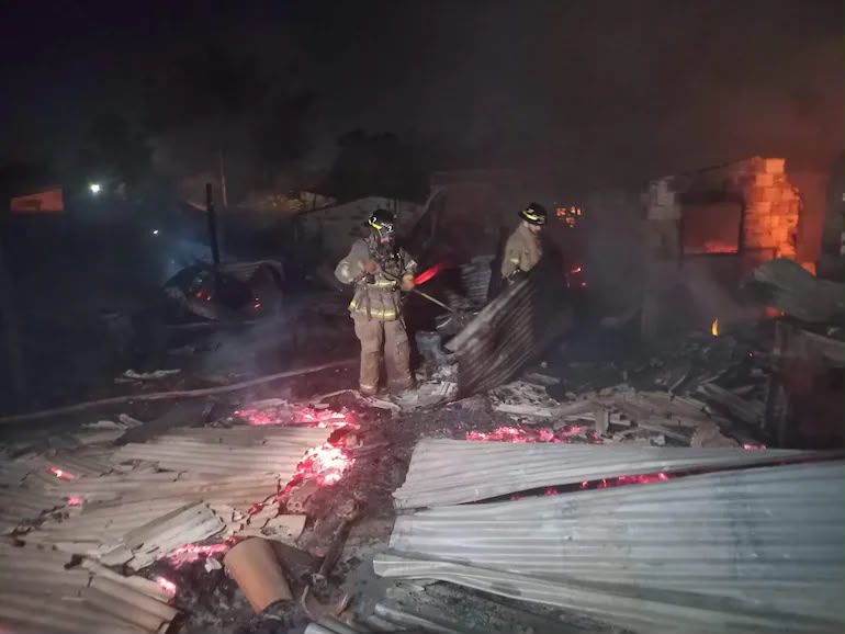 Un incendio destruyó cinco viviendas en San Lorenzo, Paraguay. Un hombre de 72 años murió tras quedar atrapado en una de las casas.