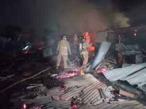 Un incendio destruyó cinco viviendas en San Lorenzo, Paraguay. Un hombre de 72 años murió tras quedar atrapado en una de las casas.