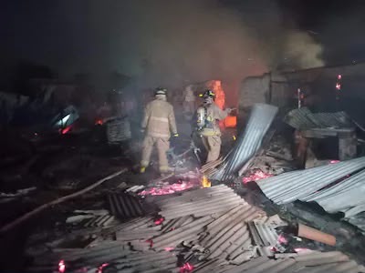 Un incendio destruyó cinco viviendas en San Lorenzo, Paraguay. Un hombre de 72 años murió tras quedar atrapado en una de las casas.