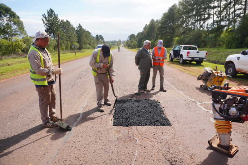 Vialidad de Misiones prueba asfalto en frío para agilizar la reparación de baches Vialidad asfalto