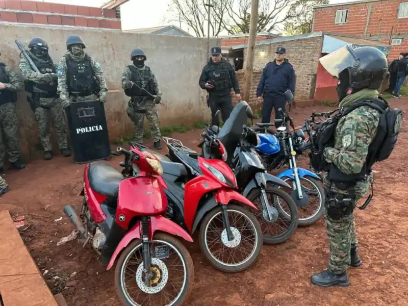 Virasoro: cuatro allanamientos dejaron armas, drogas y 15 gallos de riña secuestrados Virasoro