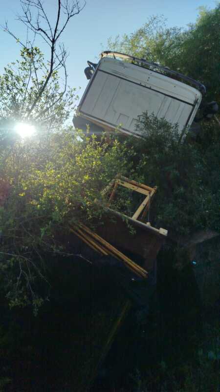Un camión cayó a un arroyo tras ceder un puente de madera en Apóstoles 4 WhatsApp Image 2026 09 07 at 17.54.08 1 - 3