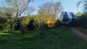 Un camión cayó a un arroyo tras ceder un puente de madera en Apóstoles camion cayó de puente en Apóstoles