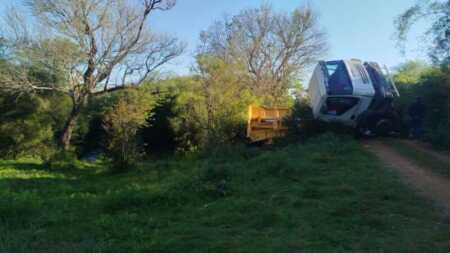 Un camión cayó a un arroyo tras ceder un puente de madera en Apóstoles camion cayó de puente en Apóstoles