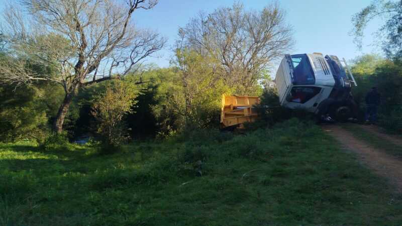 Un camión cayó a un arroyo tras ceder un puente de madera en Apóstoles camion cayó de puente en Apóstoles