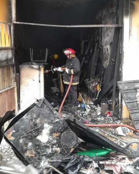 Incendio en un depósito de Posadas: las llamas destruyeron el inmueble y no hubo heridos WhatsApp Image 2026 09 09 at 16.55.11 e1788984340708 - 1