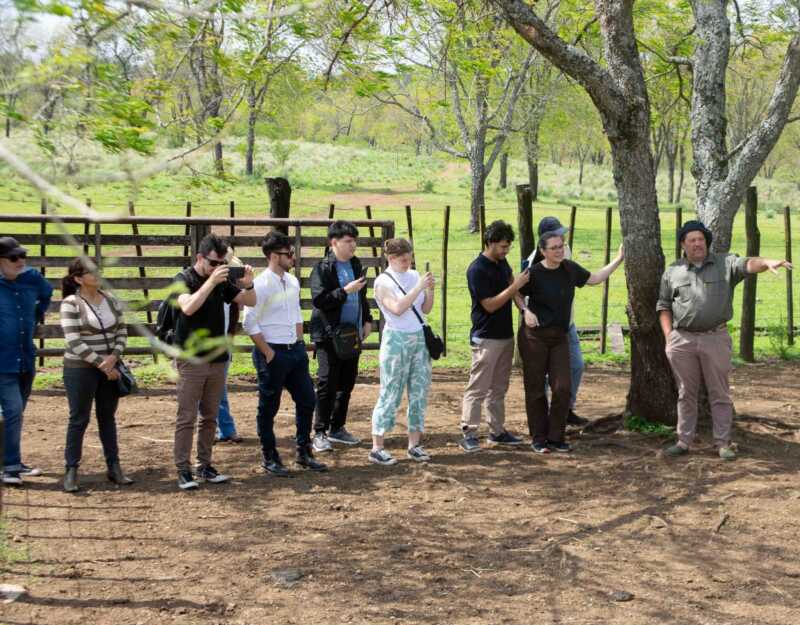 Contar el agro: el desafío de un periodismo que se especializa y mira al territorio 3 Recorrida por la estancia La Soñada, en Profundidad. Foto: Ada López.