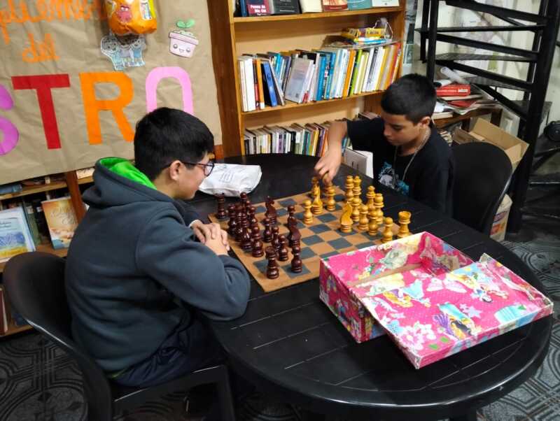 Biblioteca Popular de barrio Sur Argentino: talleres gratuitos y una rifa para sostener un espacio que crece 6 ajedrez barrio sur argentino - 5
