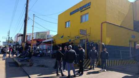 Empleados de Crucero del Norte cumplen siete días de acampe: "Es horroroso estar así, pensamos hasta en cortar la ruta" Empleados de Crucero del Norte cumplen siete días de acampe: "Es horroroso estar así, pensamos hasta en cortar la ruta"