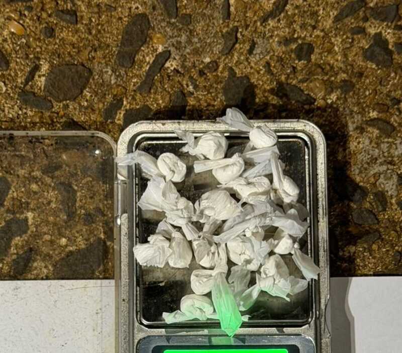 El procedimiento se realizó durante la madrugada de este domingo en el barrio Miguel Lanús, donde los efectivos secuestraron 17 dosis de cocaína que el sospechoso llevaba ocultas en un paquete de cigarrillos.