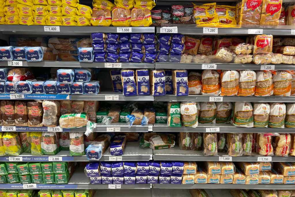 Argentina reduce la brecha de precios en bienes, pero alimentos y servicios vuelven a encarecerse Argentina