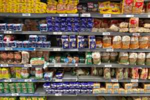 Argentina reduce la brecha de precios en bienes, pero alimentos y servicios vuelven a encarecerse Argentina