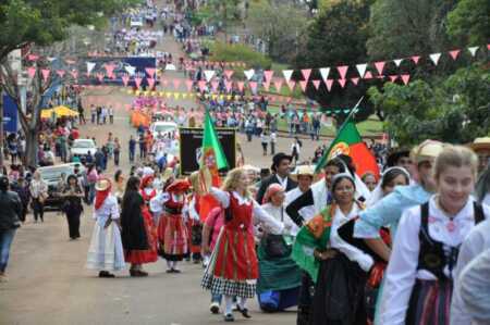 Oberá inicia la Fiesta Nacional del Inmigrante con el tradicional desfile de las colectividades: "Esperamos hasta mil participantes""df de