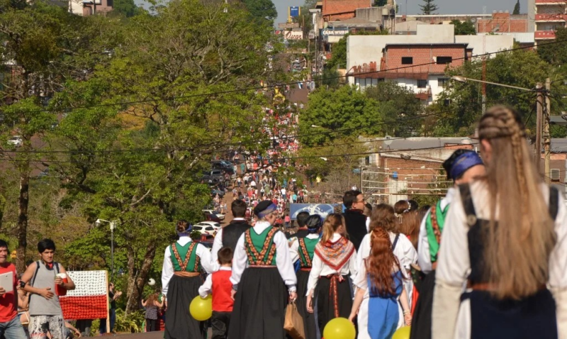 Oberá inicia la Fiesta Nacional del Inmigrante con el tradicional desfile de colectividades: "Esperamos hasta mil participantes" 2 fiesta inmigrante - 1