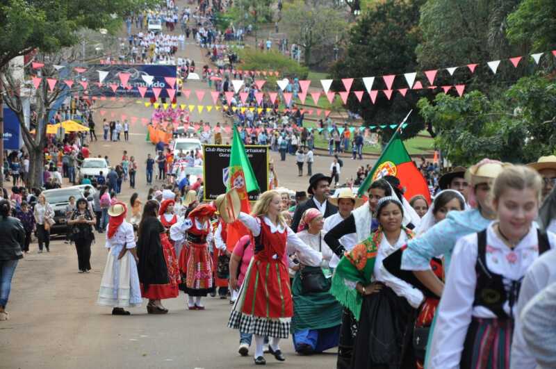 Oberá inicia la Fiesta Nacional del Inmigrante con el tradicional desfile de colectividades: "Esperamos hasta mil participantes" Oberá inicia la Fiesta Nacional del Inmigrante con el tradicional desfile de las colectividades: "Esperamos hasta mil participantes""df de