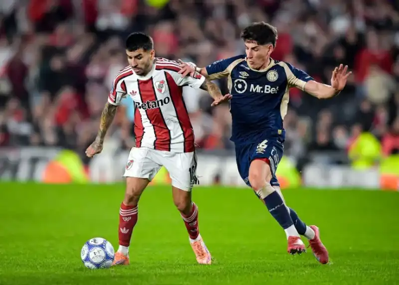 River obtuvo diez días extra para incorporar un jugador por la lesión de Giorgio Constantini y negocia por Francisco Álvarez, de Argentinos Juniors.