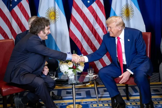 Especialista sobre la cadena nacional de Milei por Malvinas: "Inglaterra no va a discutir su soberanía de ninguna manera" 2 milei trumpjpg - 1