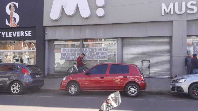 Ex trabajadores de Musimundo en Posadas siguen frente a la sucursal: “Necesitamos llevar la comida a nuestra casa” 3 musimundo protesta - 2