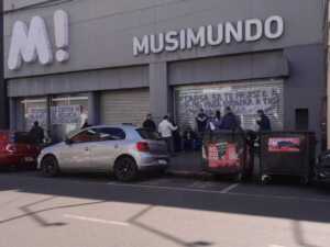 Ex trabajadores de Musimundo en Posadas siguen frente a la sucursal: “Necesitamos llevar la comida a nuestra casa” musimundo