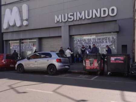 Ex trabajadores de Musimundo en Posadas siguen frente a la sucursal: “Necesitamos llevar la comida a nuestra casa” musimundo