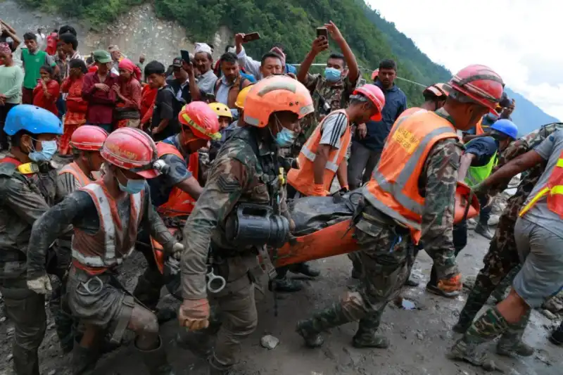 Nepal: rescataron con vida a dos trabajadores atrapados durante 10 días en un túnel rescates nepal 5 - 3