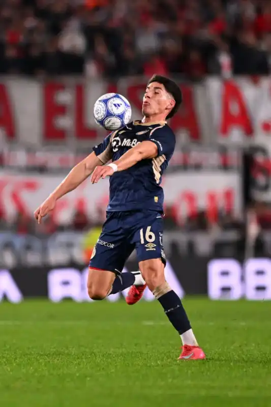 River obtuvo diez días extra para incorporar un jugador por la lesión de Giorgio Constantini y negocia por Francisco Álvarez, de Argentinos Juniors.