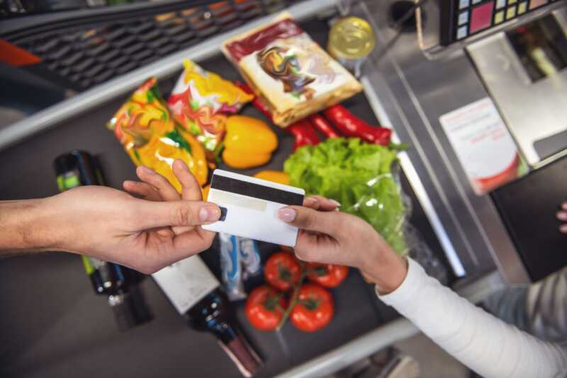 La industria cayó 3,4% interanual en septiembre y acumula nueve meses de retroceso 5 El endeudamiento de los hogares está cada vez más ligado a la necesidad de cubrir alimentos y servicios básicos.