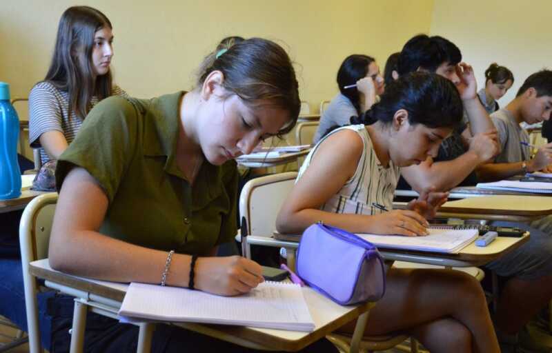 La UNaM pierde estudiantes por las dificultades económicas y prepara medidas para evitar abandonos 2 Spasiuk explicó que la falta de recursos limita la ampliación de albergues y otras políticas de bienestar estudiantil.