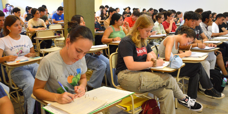 La UNaM pierde estudiantes por las dificultades económicas y prepara medidas para evitar abandonos Gisela Spasiuk, vicerrectora de la UNaM, señaló que las restricciones presupuestarias afectan las condiciones de permanencia de los estudiantes.
