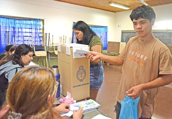 Voto joven en Misiones: entre el trabajo, el estudio y la incertidumbre sobre el futuro Carla Chini analizó en Radio Up las percepciones y expectativas de los jóvenes misioneros de cara a las elecciones de 2027.