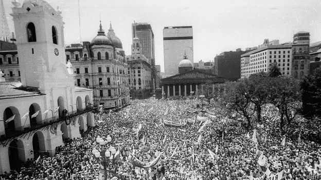 30 de octubre: se cumplen 43 años del regreso de la democracia en Argentina 2 El 30 de octubre de 1983, Raúl Alfonsín ganó las elecciones y marcó el regreso de la democracia en Argentina tras la última dictadura.