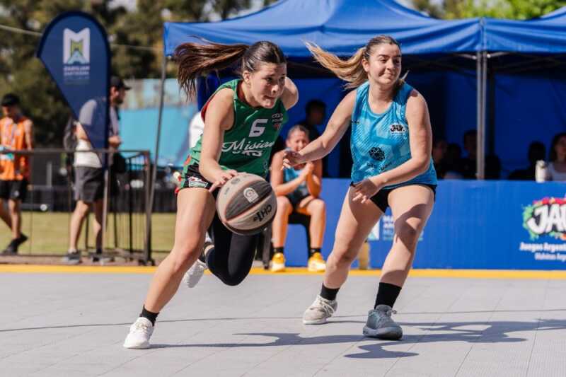 El básquet 3x3 en Misiones: proyectan crear un departamento y organizar un circuito provincial en 2027 3 Fredy Meza adelantó que la FMBB proyecta crear un departamento de básquet 3x3 y organizar un circuito provincial en 2027. También destacó a los equipos misioneros en los JAUR y a El Coatí en la Liga Federal Formativa.