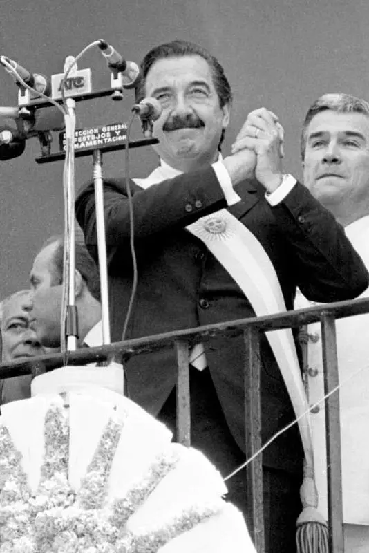 30 de octubre: se cumplen 43 años del regreso de la democracia en Argentina 1 El 30 de octubre de 1983, Raúl Alfonsín ganó las elecciones y marcó el regreso de la democracia en Argentina tras la última dictadura.