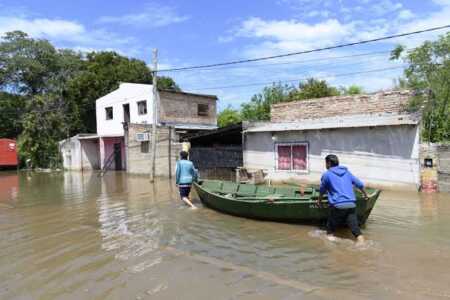 Inundaciones en Chaco y Corrientes: más de 1.600 personas fueron evacuadas por la crecida de los ríos Chaco - Corrientes
