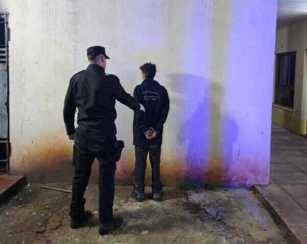 Detuvieron a cuatro cobracoches en Posadas e investigan posibles vínculos con robos 3 La Policía detuvo a cuatro hombres en Posadas por disturbios y pedidos agresivos de dinero. Investigan posibles vínculos con robos de cascos y viviendas.