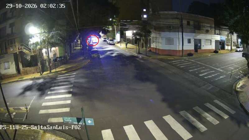 Detuvieron a cuatro cobracoches en Posadas e investigan posibles vínculos con robos 4 La Policía detuvo a cuatro hombres en Posadas por disturbios y pedidos agresivos de dinero. Investigan posibles vínculos con robos de cascos y viviendas.