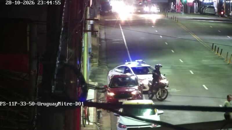 Detuvieron a cuatro cobracoches en Posadas e investigan posibles vínculos con robos 2 La Policía detuvo a cuatro hombres en Posadas por disturbios y pedidos agresivos de dinero. Investigan posibles vínculos con robos de cascos y viviendas.