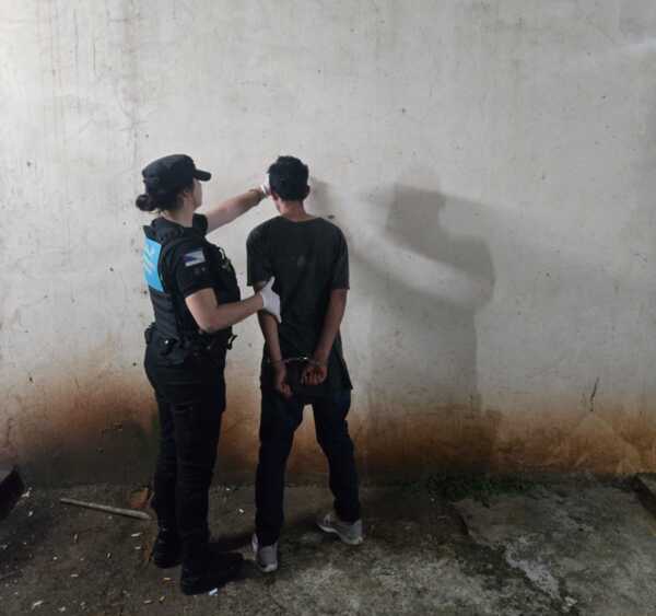 Detuvieron a cuatro cobracoches en Posadas e investigan posibles vínculos con robos 1 La Policía detuvo a cuatro hombres en Posadas por disturbios y pedidos agresivos de dinero. Investigan posibles vínculos con robos de cascos y viviendas.