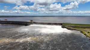 Yacyretá prevé caudales elevados por el fenómeno de El Niño y mantiene alertas por los niveles del Paraná Yacyretá