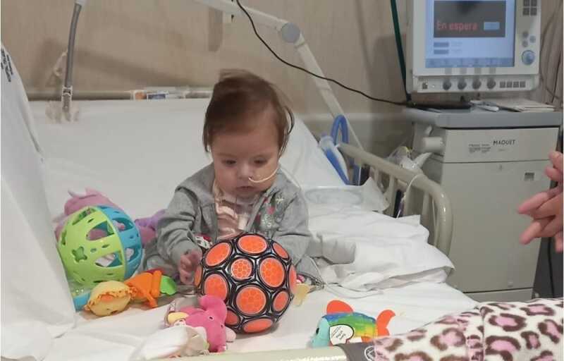 Emma tenía siete meses y pesaba alrededor de cuatro kilos cuando recibió el corazón que necesitaba. Hoy, cada avance de su infancia es motivo de celebración para sus padres.